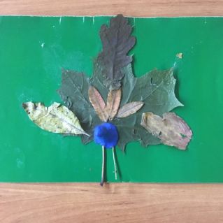 Павлин в листьях