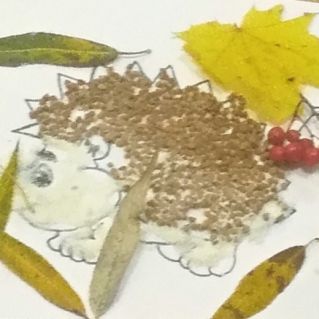 Ежик на осенней прогулке