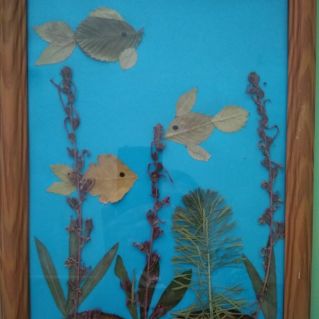 Аппликация из сухих листьев "Веселые рыбки"