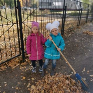 Листья я все собиру, маме с папой помогу