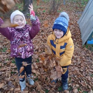 "Закружила осень листопад"