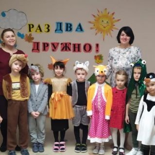 Спектакль по сказке В.Сутеева "Раз, два дружно".