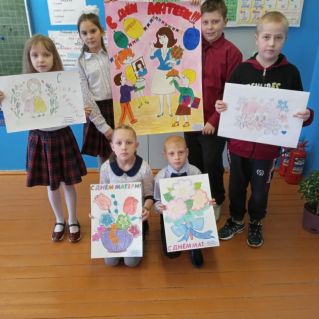 Мы подарок разноцветный подарить решили маме