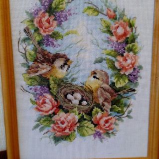 Картина в технике вышивка крестиком "Семейное гнездышо"
