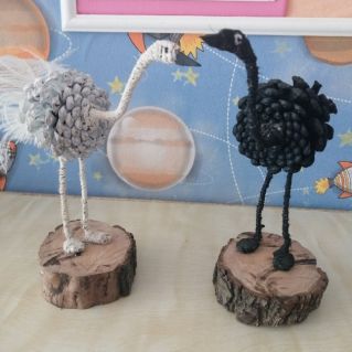 "Страусы из природного материала"