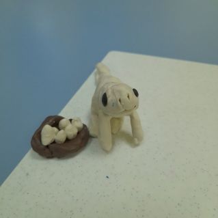 Динозавр охраняет яйца.