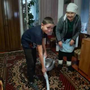 "Я помогаю бабушке"