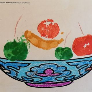 "Корзина фруктов на столе" в технике оттиск фруктами, пластилиновыми штампами