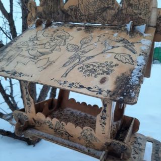 Кормушка для пернатых друзей