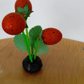 "Ягодки в лесу" (сувенир из различных материалов)