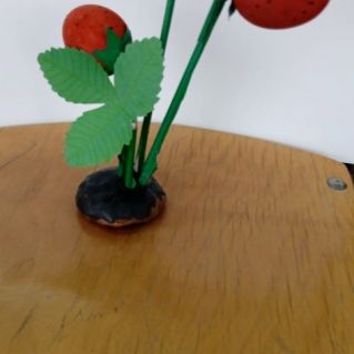 "Куст клубнички" (сувенир из различных материалов)