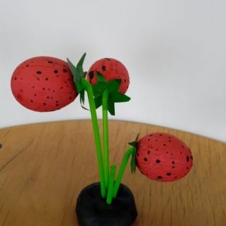 "Три клубнички манят в лес" (сувенир из различных материалов)