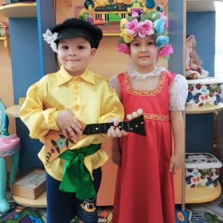 Знакомство с элементами  русского национального  костюма: женского и мужского.