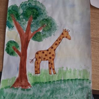 Жираф на прогулке