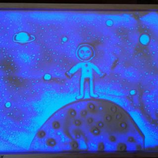 Рисование на песочном столе "Космонавт на луне"