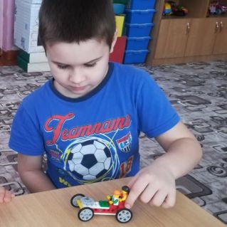 Машина с поворотными колесами