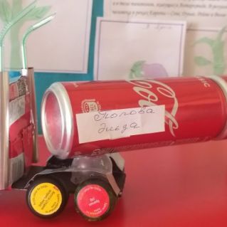 Машина с цистернами из бросового материала