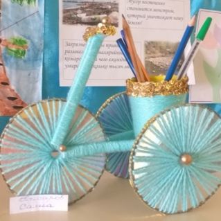 Подставка для карандашей и ручек:-велосипед из бросового материала