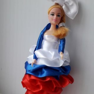 Девочка в платье российского триколора