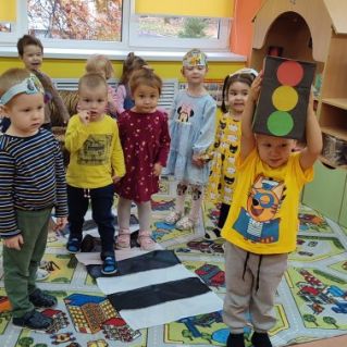 Коллективная поделка для занятий " Светофор"