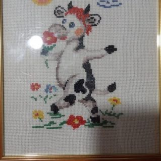 Корова и цветок