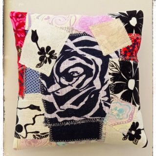 Декоративная подушка из текстиля в лоскутной технике "Пэчворк"