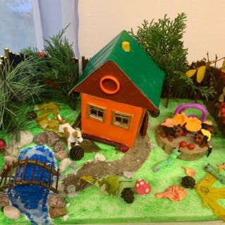 Домик в осеннем лесу