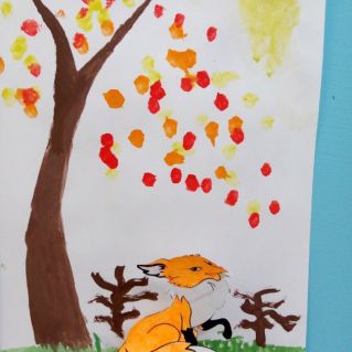 Лисичка в осеннем лесу