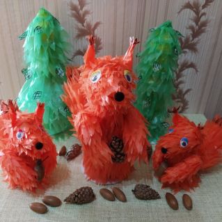 Белочки в лесу