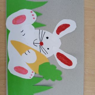 Зайка на лужайке