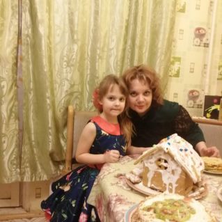 С мамочкой...