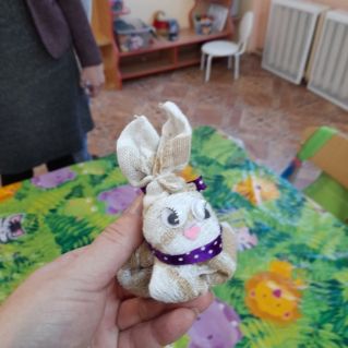 Зайчик из салфетки