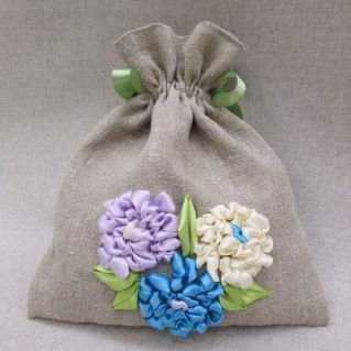 Подарочный мешочек. Вышивка атласными лентами.