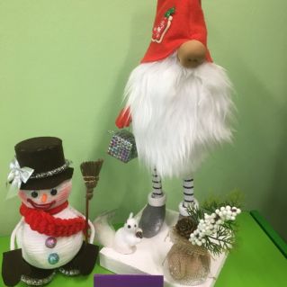 Гном и снеговик спешат на праздник