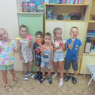 Бабочка прилетели в технике оригами