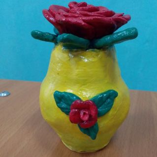 Роза в вазочке