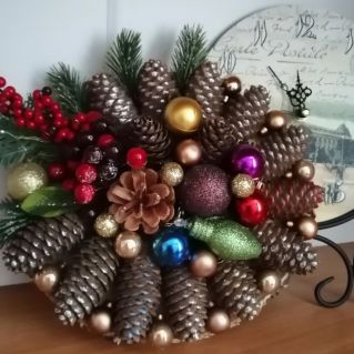 Композиция из шишек