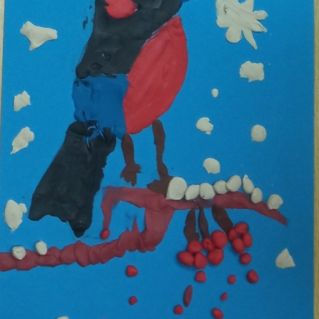 Снегирь на ветке рябины