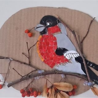 Снегирь на ветке