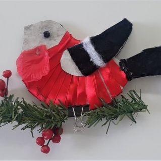 Снегирь на ёлке