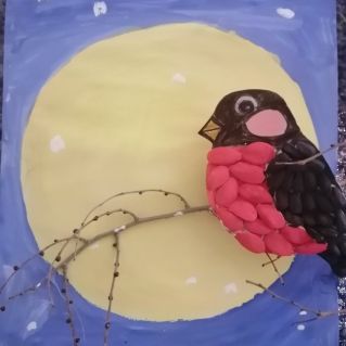 Снегирь на ветке рябины