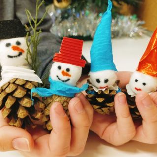 " Игрушки из шишек"