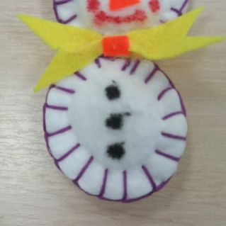 "Снеговик из ватных дисков"