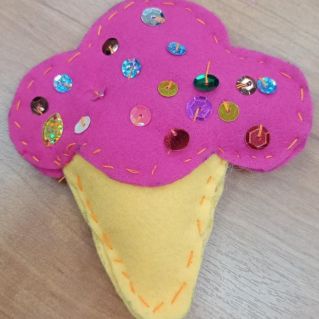 Рожок с малиновым мороженым