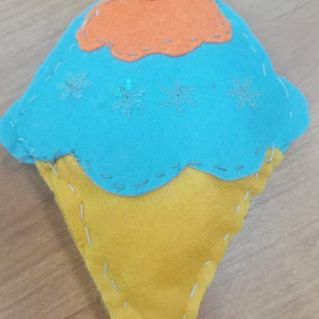 Мороженое из голубики с вишенкой