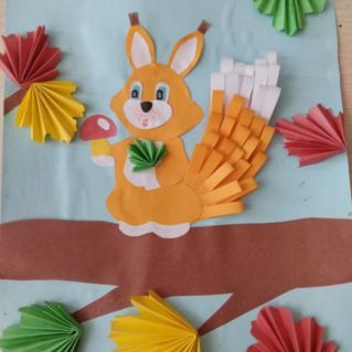 Белочка в осеннем лесу