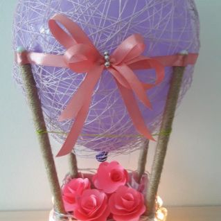 "На воздушном шаре летит букетик маме"