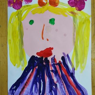 Моя мама в венке из цветов