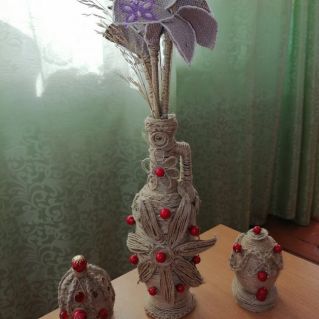 Кувшин и декоративные пасхальные яйца