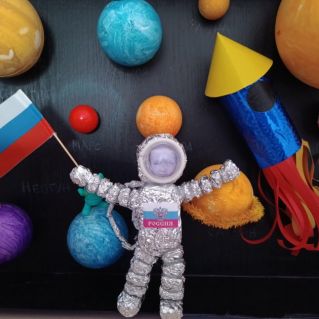 " Полет в космос" Творческая работа из разных материалов